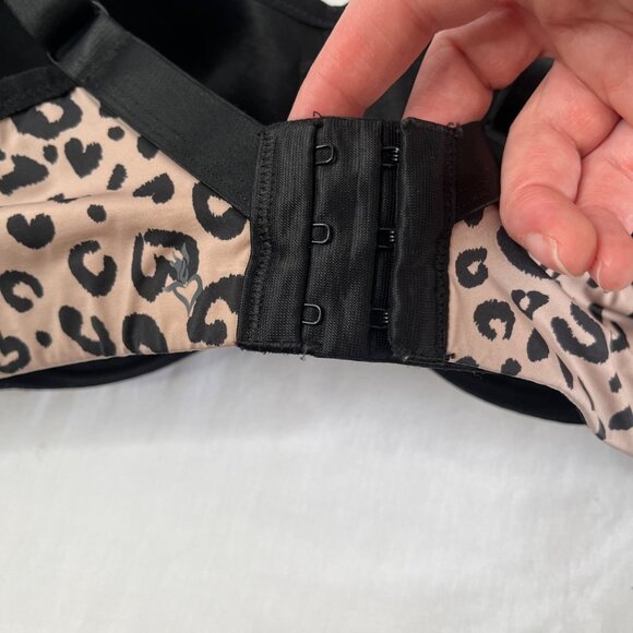 Torrid Leopard Print Sporty Convertible Underwire Sports Bra size 40C - Picture 8 of 9